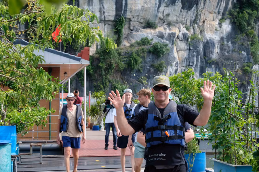 Khách quốc tế thích thú với trải nghiệm tại làng chài Vung Viêng