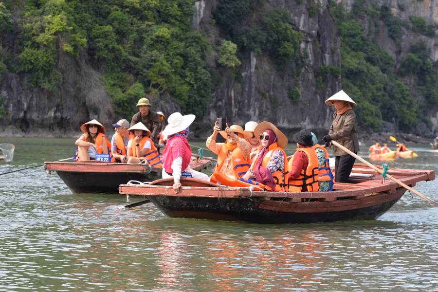 Ai cũng trầm trồ trước vẻ đẹp tuyệt mỹ của vịnh Hạ Long