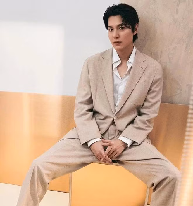 Nam diễn viên Hyun Bin (trên cùng, bên trái), nữ diễn viên Go Hyun Jung và nam diễn viên Lee Min Ho (bên phải)