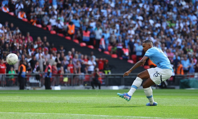 Akanji với cú sút luân lưu quyết định Akanji với cú sút luân lưu quyết định