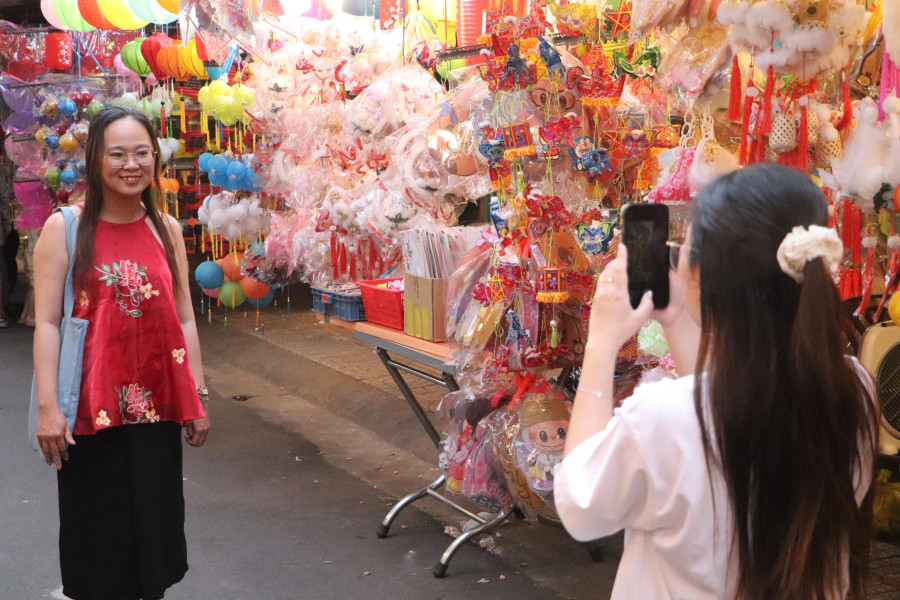 Nhiều bạn trẻ xúng xính váy áo, chọn 1 chiếc lồng đèn thật đẹp để chụp ảnh, vui chơi cùng bạn bè tại phố lồng đèn. Nơi này là điểm check-in quen thuộc của giới trẻ tại TP.HCM mỗi mùa Trung thu về