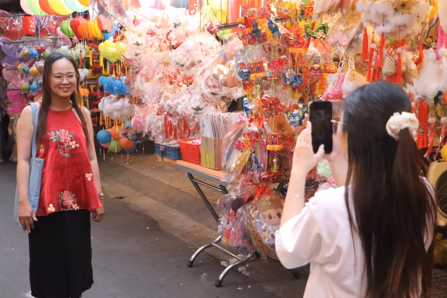 Nhiều bạn trẻ xúng xính váy áo, chọn 1 chiếc lồng đèn thật đẹp để chụp ảnh, vui chơi cùng bạn bè tại phố lồng đèn. Nơi này là điểm check-in quen thuộc của giới trẻ tại TP.HCM mỗi mùa Trung thu về