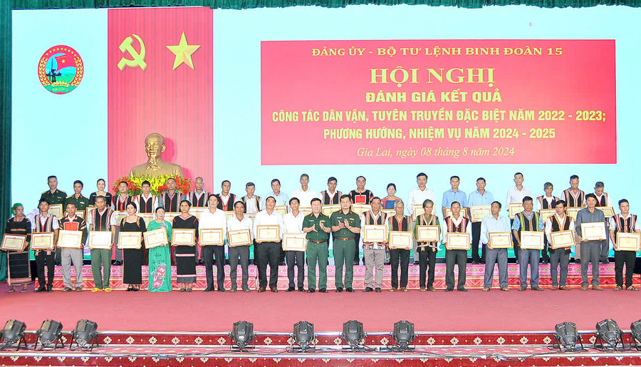 Binh đoàn 15 tặng bằng khen cho các già làng, trưởng thôn, người có uy tín vì đã thực hiện tốt công tác dân vận và tuyên truyền đặc biệt. Ảnh: V.H Binh đoàn 15 tặng bằng khen cho các già làng, trưởng thôn, người có uy tín vì đã thực hiện tốt công tác dân vận và tuyên truyền đặc biệt. Ảnh: V.H