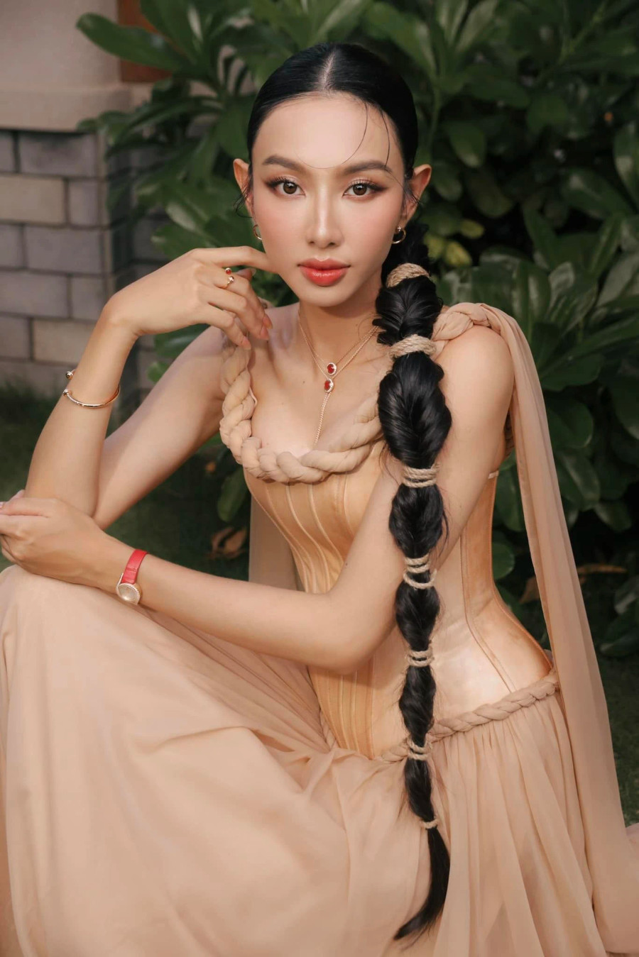 Bất chấp lịch trình bận rộn, cô dành thời gian tham gia khóa học diễn xuất chuyên nghiệp với mong muốn đầu tư nghiêm túc vào ước mơ điện ảnh. Mới đây, nàng hậu 26 tuổi cũng tiết lộ hoàn thành chương trình học thạc sĩ ngành Quản trị nhà hàng - khách sạn tại một ngôi trường ở Thụy Sĩ và dự kiến nhận bằng vào tháng 11 tới.