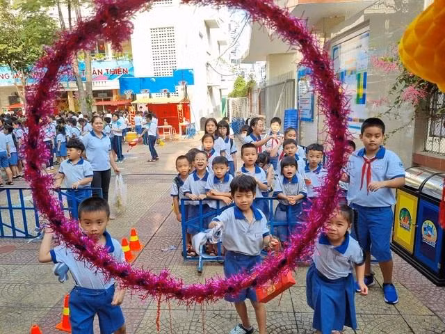 Học sinh trường tiểu học ở Q.1, TP.HCM trong một hoạt động