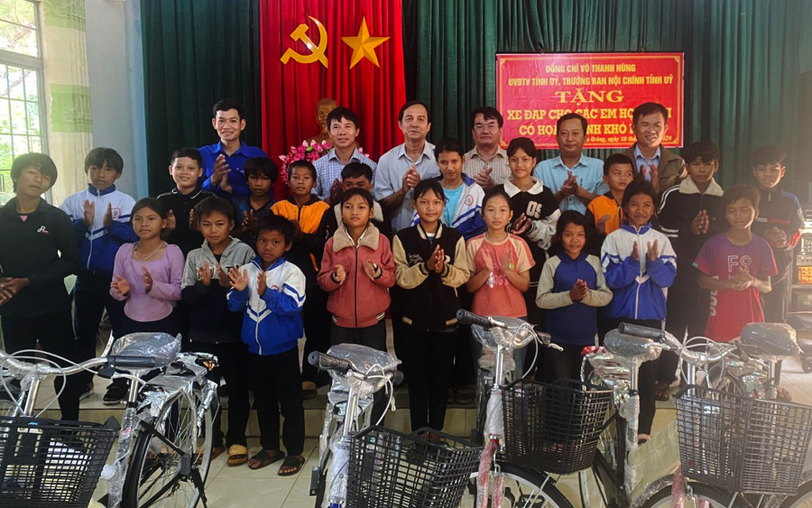 Đồng chí Võ Thanh Hùng-Trưởng ban Nội chính Tỉnh ủy cùng đoàn công tác trao tặng 20 xe đạp cho học sinh nghèo xã Ia Grăng, huyện Ia Grai. Ảnh: P.L