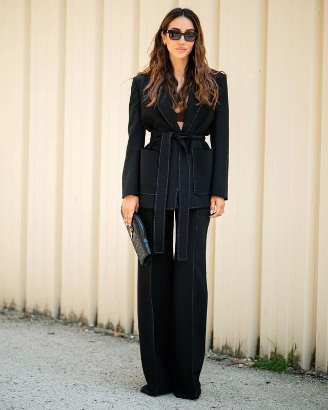 Kiểu quần ống rộng suông dài càng tôn dáng hiệu quả khi được ủi ly phẳng hoặc may chần chỉ dọc theo đường ly trước như một dụng ý nghệ thuật Kiểu quần ống rộng suông dài càng tôn dáng hiệu quả khi được ủi ly phẳng hoặc may chần chỉ dọc theo đường ly trước như một dụng ý nghệ thuật