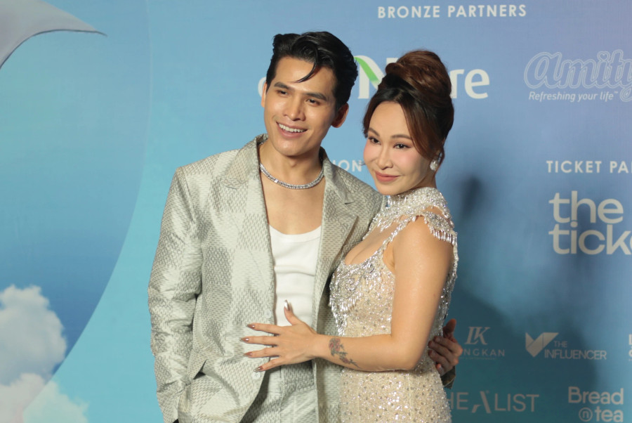 Uyên Linh có mối quan hệ thân thiết với ca sĩ Quốc Thiên. Không chỉ đến ủng hộ đồng nghiệp, nữ ca sĩ còn là khách mời trong đêm nhạc được tổ chức tại Hà Nội của giọng ca Chia cách bình yên