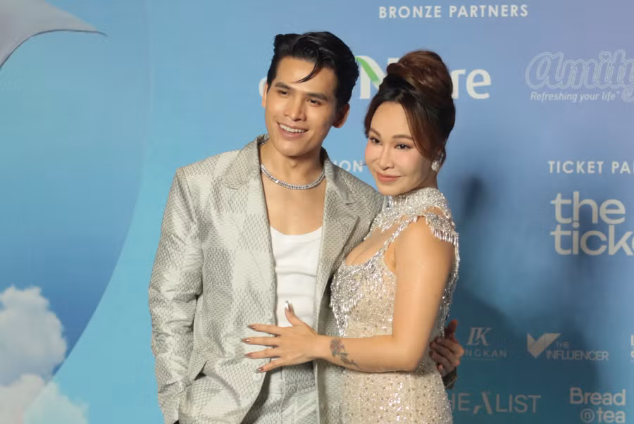 Uyên Linh có mối quan hệ thân thiết với ca sĩ Quốc Thiên. Không chỉ đến ủng hộ đồng nghiệp, nữ ca sĩ còn là khách mời trong đêm nhạc được tổ chức tại Hà Nội của giọng ca Chia cách bình yên