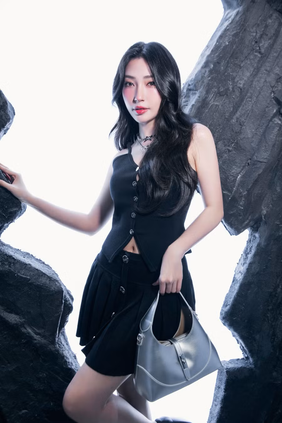 Khổng Tú Quỳnh quyến rũ khi phối áo hai dây cùng chân váy ngắn. Giọng ca Tiệm bánh dâu tây được nhận xét ngày càng trẻ trung sau nhiều năm hoạt động nghệ thuật