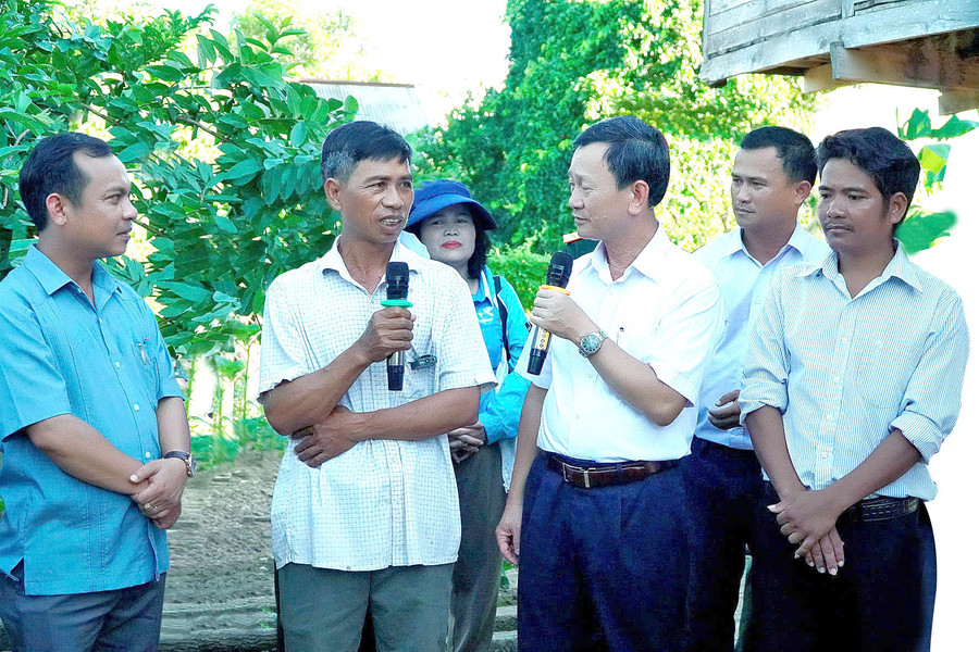 Ủy viên Ban Chấp hành Trung ương Đảng, Bí thư Tỉnh ủy, Chủ tịch HĐND tỉnh Kon Tum Dương Văn Trang (thứ 3 từ phải sang) trò chuyện cùng người dân làng Trớ, xã Chư A Thai, huyện Phú Thiện. Ảnh: Đ.T Ủy viên Ban Chấp hành Trung ương Đảng, Bí thư Tỉnh ủy, Chủ tịch HĐND tỉnh Kon Tum Dương Văn Trang (thứ 3 từ phải sang) trò chuyện cùng người dân làng Trớ, xã Chư A Thai, huyện Phú Thiện. Ảnh: Đ.T