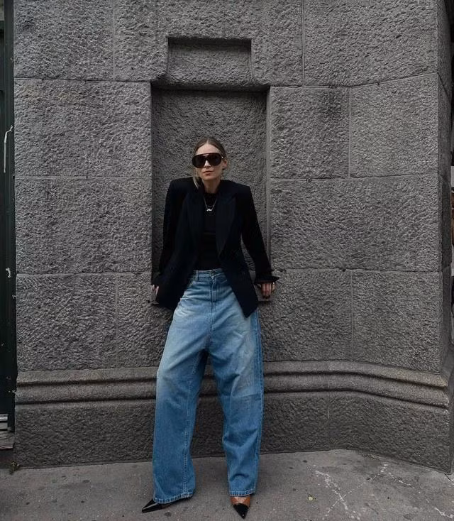 Giày cao gót mũi nhọn giúp đôi chân như dài hơn, qua đó tạo tỉ lệ cơ thể cân đối và hài hòa