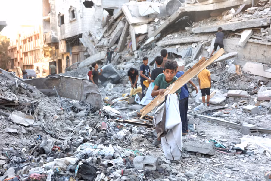 Người dân tìm kiếm vật dụng còn sót lại trong đống đổ nát sau cuộc không kích của Israel ở Gaza ngày 11-8. Ảnh: AFP Người dân tìm kiếm vật dụng còn sót lại trong đống đổ nát sau cuộc không kích của Israel ở Gaza ngày 11-8. Ảnh: AFP