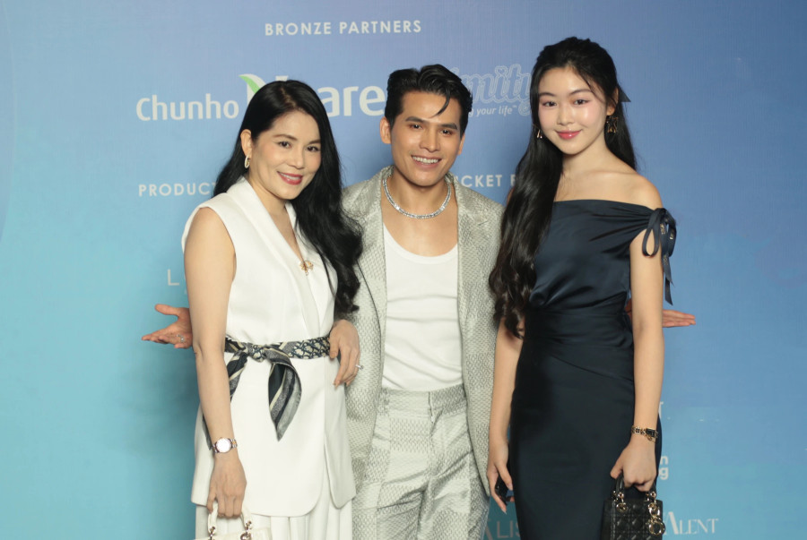 Lọ Lem cùng mẹ là doanh nhân Dạ Thảo đến mừng Quốc Thiên giới thiệu live concert kỷ niệm chặng đường ca hát. Ở tuổi 18, con gái Quyền Linh khiến nhiều người xuýt xoa vì nhan sắc &quot;xinh như hoa hậu&quot;