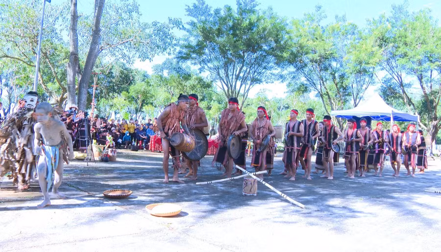Huyện ủy Chư Prông đã đề ra nhiều giải pháp nhằm chỉ đạo khôi phục và phát huy các giá trị văn hóa của đồng bào dân tộc thiểu số. Ảnh: N.H