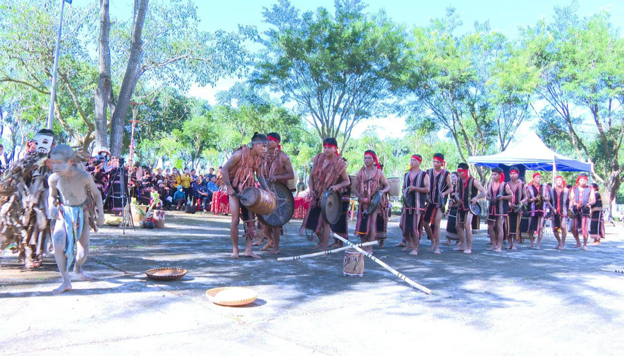 Huyện ủy Chư Prông đã đề ra nhiều giải pháp nhằm chỉ đạo khôi phục và phát huy các giá trị văn hóa của đồng bào dân tộc thiểu số. Ảnh: N.H Huyện ủy Chư Prông đã đề ra nhiều giải pháp nhằm chỉ đạo khôi phục và phát huy các giá trị văn hóa của đồng bào dân tộc thiểu số. Ảnh: N.H
