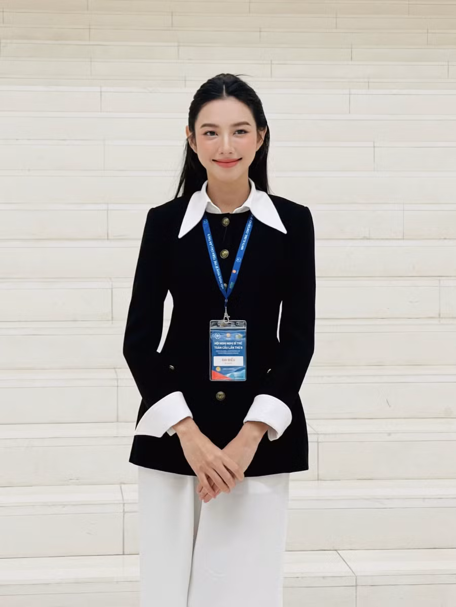 Nguyễn Thúc Thùy Tiên còn tích cực tham gia các hoạt động cộng đồng. Cô dành nhiều tâm huyết cho các dự án: Vui lên nha, Những điều nhỏ xíu, StepbyTien... nhằm giúp đỡ những hoàn cảnh khó khăn, truyền cảm hứng sống đẹp đến giới trẻ.