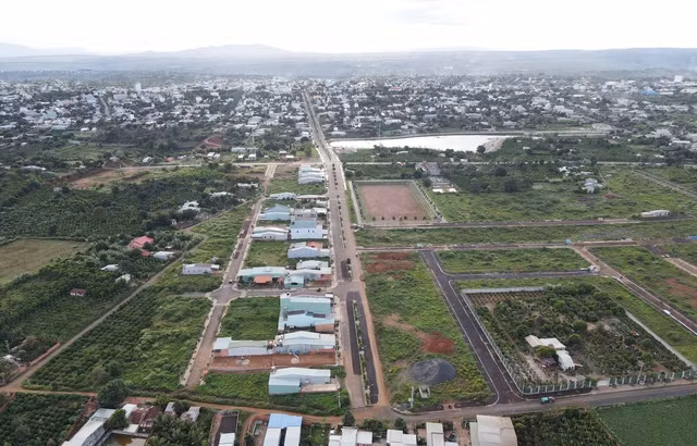 Hàng trăm lô đất trúng đấu giá tại Khu quy hoạch trung tâm hành chính và khu đô thị sinh thái phía Đông thị trấn Chư Sê, huyện Chư Sê được cho nợ tiền