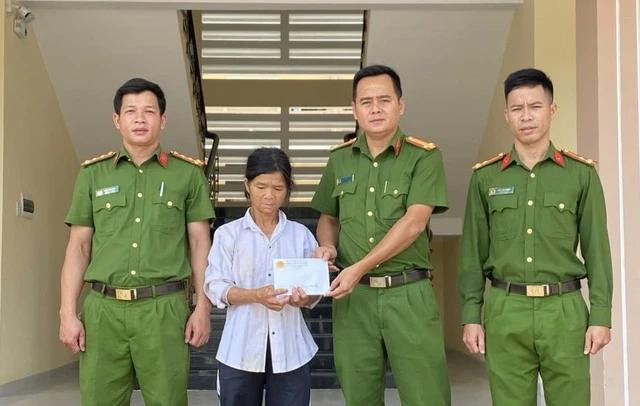 Công an H.Trà Bồng hỗ trợ gia đình em K. hơn 4 triệu đồng để vượt qua khó khăn