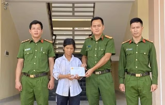 Công an H.Trà Bồng hỗ trợ gia đình em K. hơn 4 triệu đồng để vượt qua khó khăn