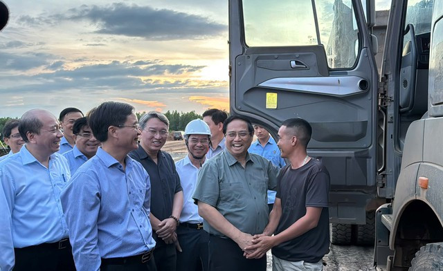 Thủ tướng thăm hỏi các công nhân trên công trường