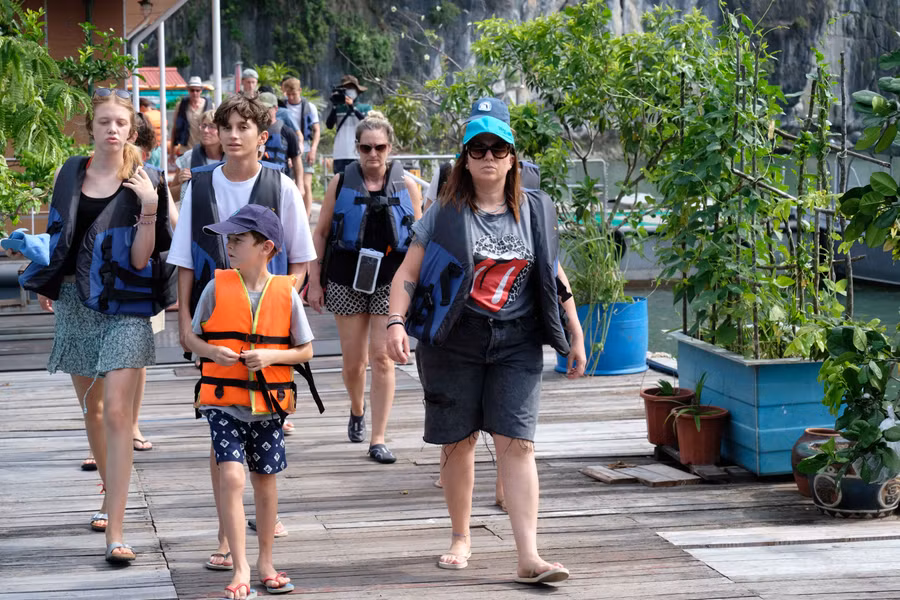 Thống kê của Ban Quản lý vịnh Hạ Long cho thấy, trong 7 tháng đầu năm 2024, có 40 vạn lượt khách ghé thăm làng chài này; trong đó có khoảng 30.000 lượt khách quốc tế