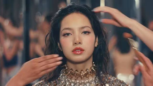 Lisa trong MV New Woman Lisa trong MV New Woman