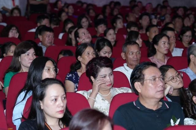 Khán giả rưng rưng nước mắt khi nghe các ca khúc hát về mẹ, cha mùa Vu Lan báo hiếu Khán giả rưng rưng nước mắt khi nghe các ca khúc hát về mẹ, cha mùa Vu Lan báo hiếu