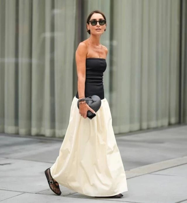 Một chiếc váy maxi trong không gian này được coi là phù hợp, áo quây phối cùng chân váy maxi dáng rộng, hoàn hảo cùng đôi giày múa ba lê lưới cá