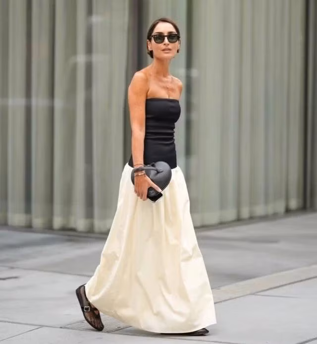 Một chiếc váy maxi trong không gian này được coi là phù hợp, áo quây phối cùng chân váy maxi dáng rộng, hoàn hảo cùng đôi giày múa ba lê lưới cá