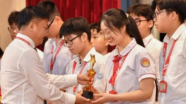 PGS Nguyễn Phong Điền, Phó giám đốc ĐH Bách khoa Hà Nội, trao cúp lưu niệm cho Idol xét tuyển tài năng 2024