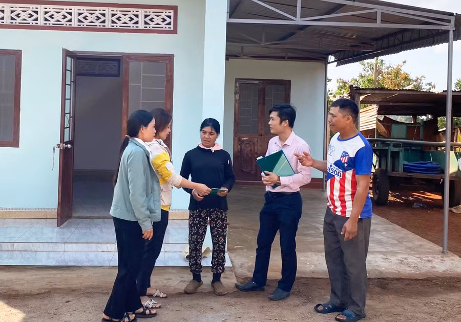 Trong giai đoạn 2022-2024, nguồn vốn phân bổ thực hiện Dự án 1 đã lồng ghép giải ngân với nguồn vốn vay tín dụng chính sách, hỗ trợ người dân giải quyết nhu cầu nhà ở, đất ở, đất sản xuất. Ảnh: H.B