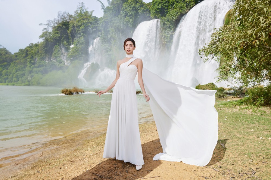 Thác Bản Giốc còn là điểm đến đặc biệt với cá nhân Linh, bởi cũng chính nơi đây Linh đã thực hiện bộ ảnh bắt đầu hành trình Miss World 2019 với video quảng bá hình ảnh Cao Bằng. Ảnh: CTV/Vietnam+
