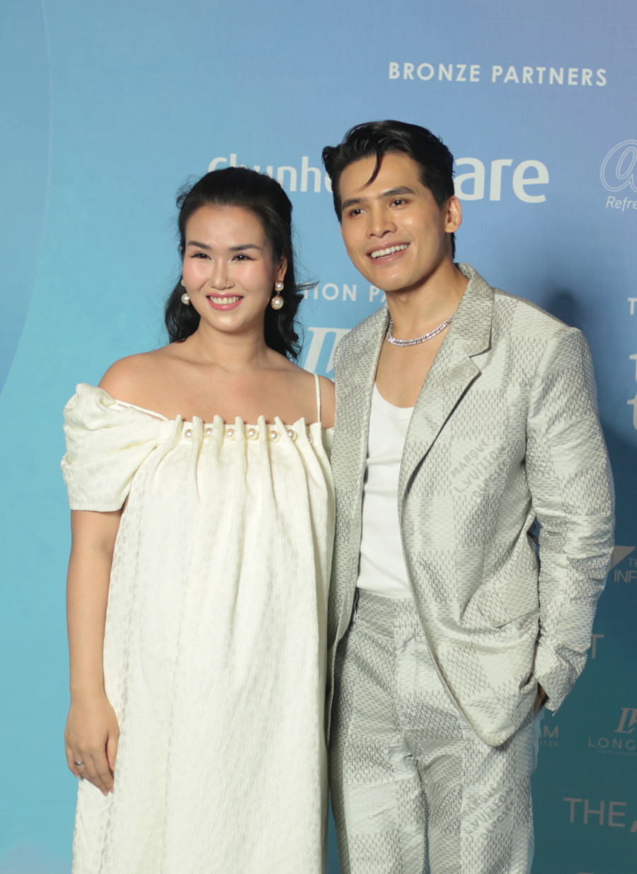 Võ Hạ Trâm được khen ngợi bởi nhan sắc rạng rỡ dù đang mang bầu. Nữ ca sĩ nói hiện tại cô đã gác lại công việc để nghỉ ngơi, chuẩn bị đón thành viên mới. Giọng ca 9X chỉ xuất hiện ở các sự kiện của đồng nghiệp thân thiết