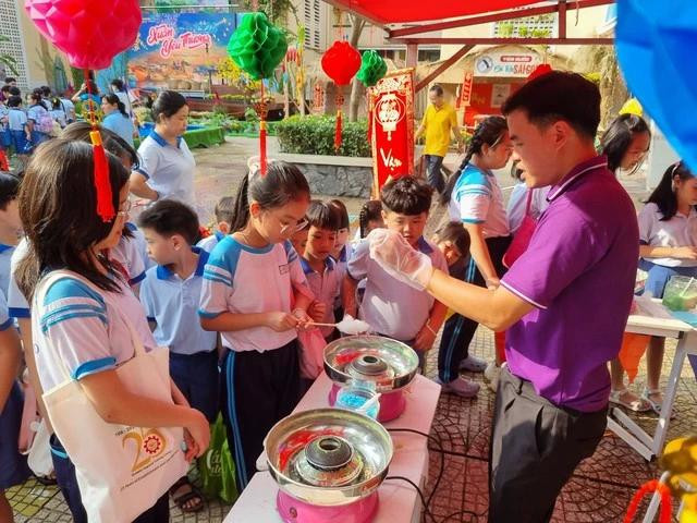 Học sinh TP.HCM trong một hoạt động trải nghiệm ở sân trường