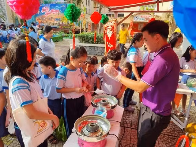 Học sinh TP.HCM trong một hoạt động trải nghiệm ở sân trường