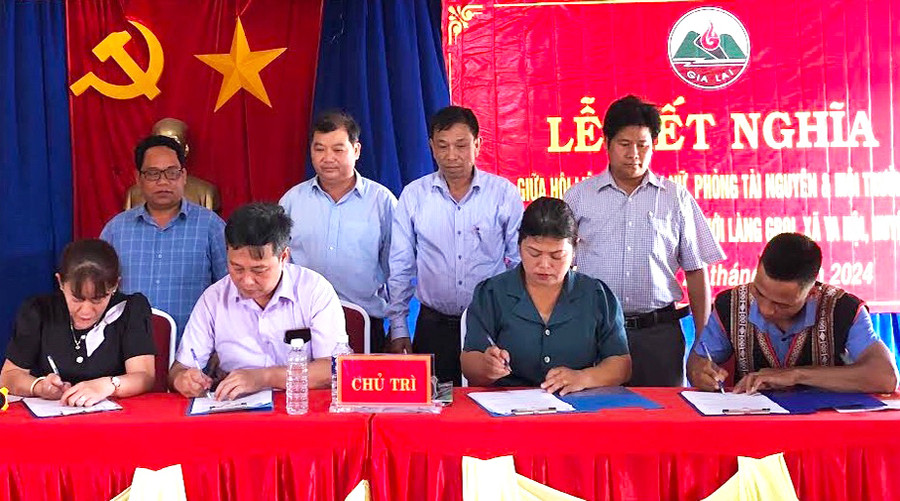 Hội Liên hiệp phụ nữ, Phòng Tài nguyên và Môi trường, Phòng Tài chính-Kế hoạch huyện Đak Pơ ký kết nghĩa, hỗ trợ làng Groi, xã Ya Hội. Ảnh: A.P Hội Liên hiệp phụ nữ, Phòng Tài nguyên và Môi trường, Phòng Tài chính-Kế hoạch huyện Đak Pơ ký kết nghĩa, hỗ trợ làng Groi, xã Ya Hội. Ảnh: A.P