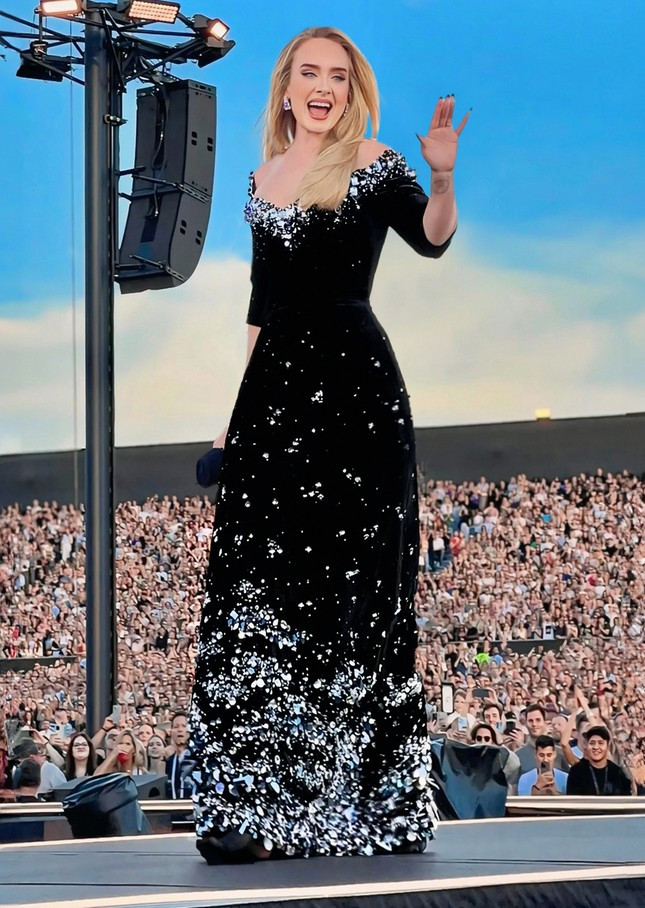 Hình ảnh Adele lộng lẫy trong đêm diễn thứ 3 thuộc chuỗi siêu concert Adele In Munich.