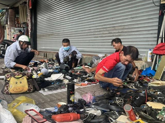 Một gian hàng bán đồ lạc xoong nhộn nhịp trên đường Phạm Văn Đồng (Q.Gò Vấp) Một gian hàng bán đồ lạc xoong nhộn nhịp trên đường Phạm Văn Đồng (Q.Gò Vấp)