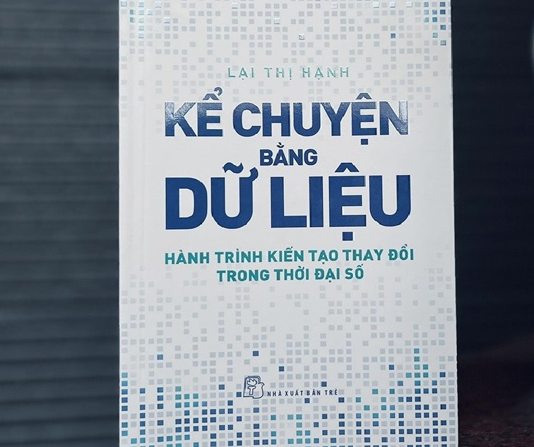 Bìa cuốn sách “Kể chuyện bằng dữ liệu - Hành trình kiến tạo thay đổi trong thời đại số”.