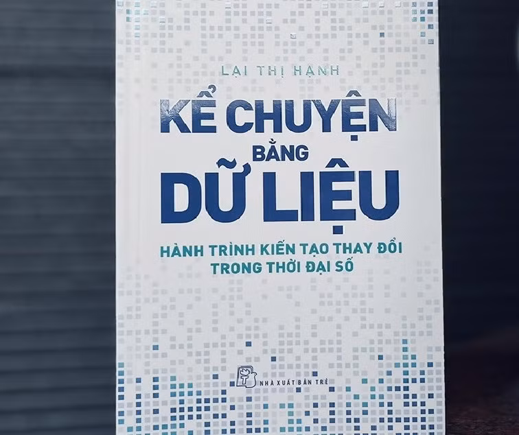 Bìa cuốn sách “Kể chuyện bằng dữ liệu - Hành trình kiến tạo thay đổi trong thời đại số”. Bìa cuốn sách “Kể chuyện bằng dữ liệu - Hành trình kiến tạo thay đổi trong thời đại số”.