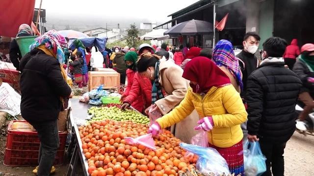 Chợ phiên Lũng Pù (phiên chợ vùng cao ở Mèo Vạc, Hà Giang) Chợ phiên Lũng Pù (phiên chợ vùng cao ở Mèo Vạc, Hà Giang)