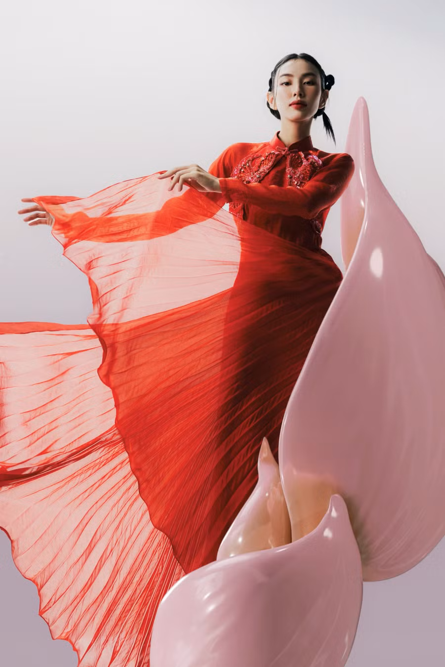 Loạt trang phục được Miss Grand International 2021 diện đến từ hai nhà thiết kế Thủy Nguyễn và Hà Linh Thư - vốn là những người tiên phong đưa văn hóa Việt vào thời trang.