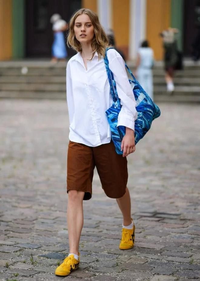 Nếu quần short Bermuda là nhân vật chính của mùa hè, thì chúng sẽ còn hơn thế nữa vào tháng 8, được mặc cùng với áo sơ mi trắng tổng thể và giày thể thao thời thượng