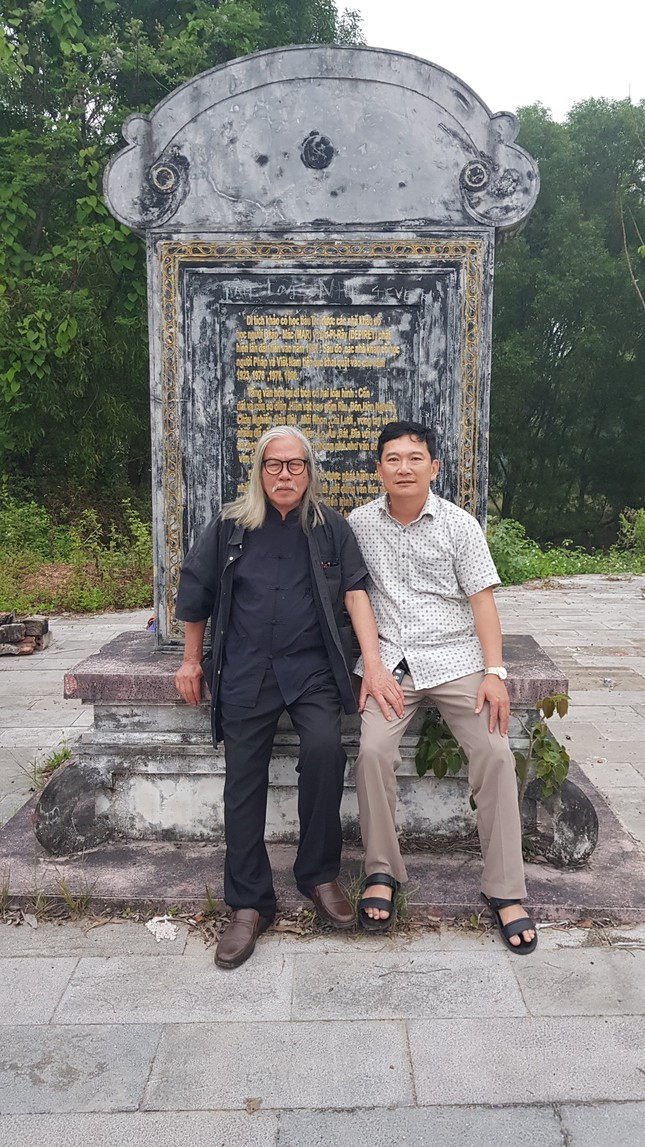 Tác giả bên di tích khảo cổ Tác giả bên di tích khảo cổ