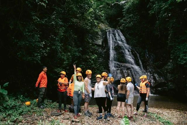 Du khách tham quan Khu dự trữ thiên nhiên Động Châu - Khe Nước Trong