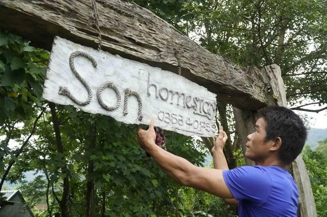 Anh Hồ Văn Huynh, chủ của Son homestay, sửa soạn lại nơi lưu trú chờ đón khách