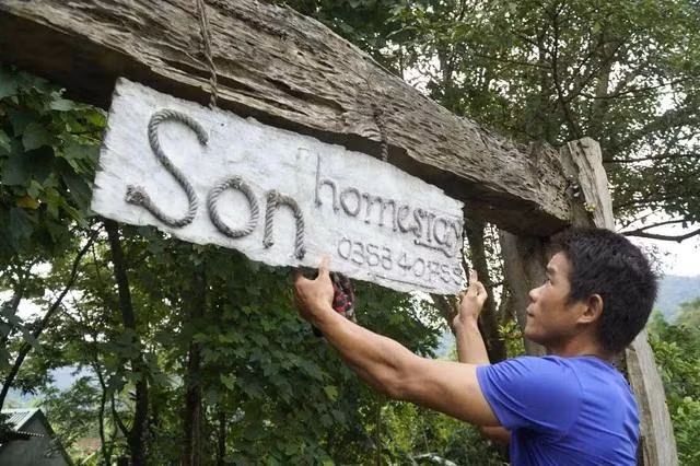 Anh Hồ Văn Huynh, chủ của Son homestay, sửa soạn lại nơi lưu trú chờ đón khách