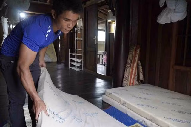 Hồ Văn Huynh, chủ của Son homestay sửa soạn lại nơi lưu trú chờ đón khách