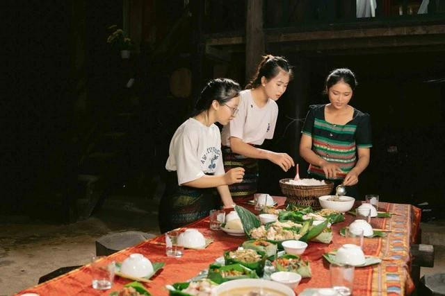 Du khách trải nghiệm cùng làm các món ăn truyền thống của người Vân Kiều với dân bản Ho Rum